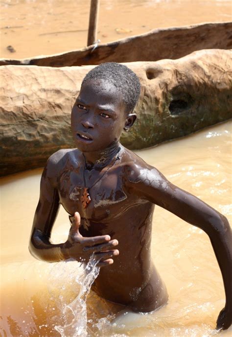 Léo is dragged to a nudist camping resort by his mother. Ethiopia, South Omo Valley - Dietmar Temps, photography