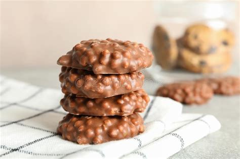 Pila es un término con múltiples acepciones. Galletas En La Toalla De Cocina Blanca Foto de archivo ...