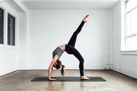 Bikram yoga is a system of hot yoga, a type of yoga as exercise, devised by bikram choudhury, that became popular in the early 1970s. 6 curiosidades sobre yoga que no sabías