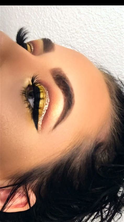 And it will be more alluring if blended with some gold dust over your eyelids. yellow and gold eye look 💛 | Maquillage yeux bleus, Maquillage yeux, Maquillage