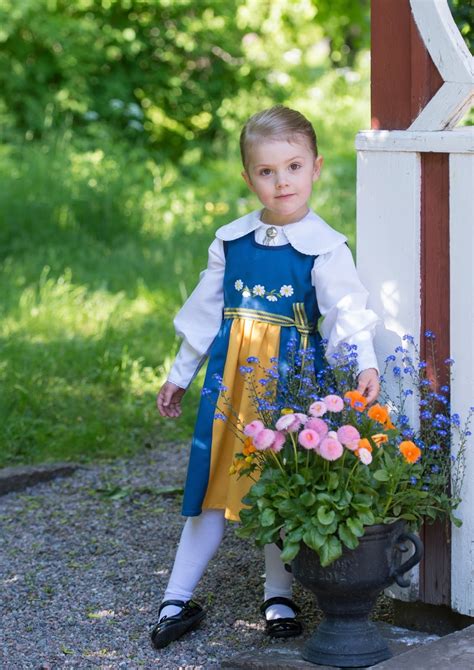 Prinsessan estelle föddes i solna på karolinska universitetssjukhuset och döptes i slottskyrkan på stockholms slott den 22 maj. Kungligheter: Nationaldagshälsning från Prinsessan Estelle