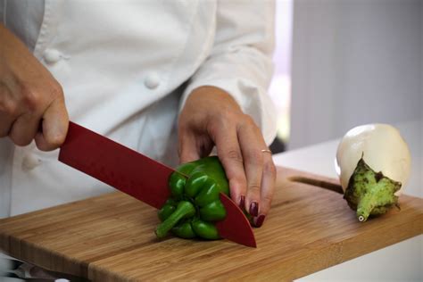 Un uovo in camicia, su pane tostato integrale con mezzo avocado e pomodorini. Uovo in camicia con caponata al profumo di menta: ricetta ...