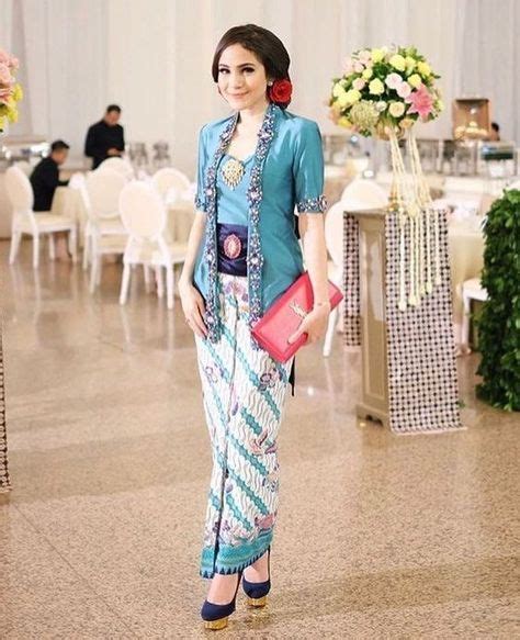 Dengan bawahan setelan rok, atau sarung model kebaya fatmawati modern. Kebaya Brokat Modern Sarung Lagosi - 13 Modern Ideas ...