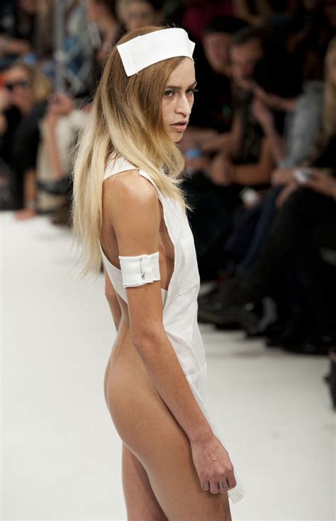 Still dating her boyfriend erik asla? Alice Dellal aparece nua no desfile de Pam Hogg e rouba a ...