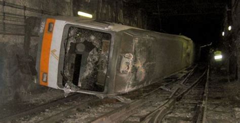 Uso correcto de las escaleras. Víctimas del accidente de metro en València: 10 años ...