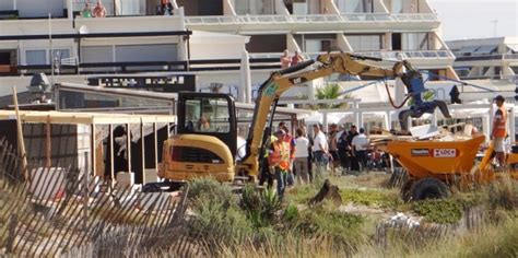 Een normaal leuk café is hier niet te vinden het strand: La terrasse d'un club libertin du village naturiste ...