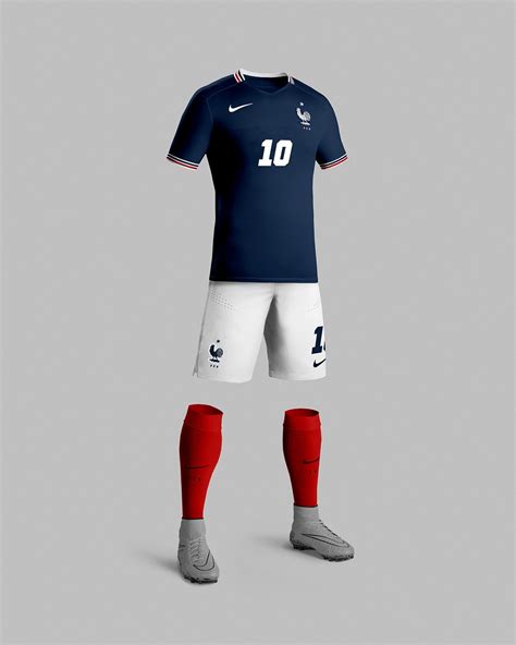 Les épaules et les manches du premier sont d'un bleu plus. maillot equipe de france 2016 - nike