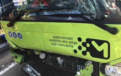 Bei einem unfall auf der a13 zwischen staakow und freiwalde sind mehrere menschen verletzt worden. Vier Verletzte bei Crash mit Linienbus - UnserTirol24