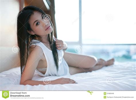 Jugendliche inszeniert hausgemachtes sex mit spielzeug. Sexy Asiatisches Mädchen Auf Bett Lizenzfreie Stockfotos ...