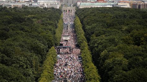 Tüntetés az életért és a szabadságért címmel kezdődött demonstráció a budapesti hősök terén vasárnap délben.néhány száz. Koronavírus - Feloszlatta a rendőrség Berlinben a ...