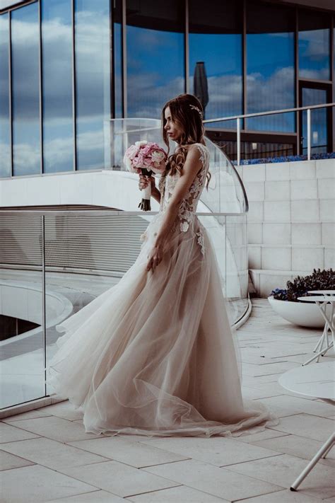 26 anbieter für brautkleider aus hamburg stellen sich mit ihren produkten und leistungen umfangreich im hamburg web vor. Bridal Editorial im Fontenay Hamburg in 2020 | Brautkleid ...