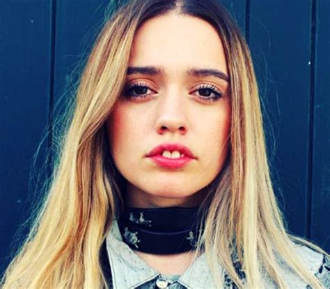 Aimee lou wood is a performing artiste from england, who has risen to a reputation for her job as the character aimee gibbs on the netflix. Aimee Lou Wood Wiki, Age, Height, Boyfriend, Family, Net ...