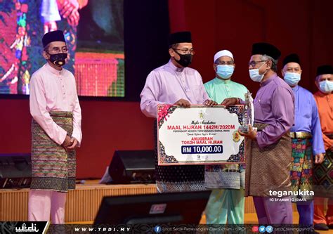 Kegigihan gadis orang kelainan upaya (oku) haziqah nurulhuda harun dalam menyediakan kuih bakul dan kuih bulan halal, melayakkan beliau menerima. Tokoh Maal Hijrah, Tidak Jemu Lakukan Kerja Amal - TRDI News