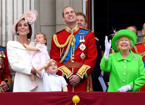 A rainha entre seu filho charles e o neto william. Rainha Elizabeth II proíbe os tradicionais churrascos da ...