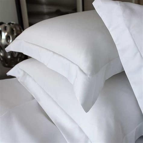 Draps en blanc en lin ou cotton divers dimensions , taies d oreillers , et taies de traversin , napperon , nappe , coupons de tissu. Taie d'Oreiller PALACE