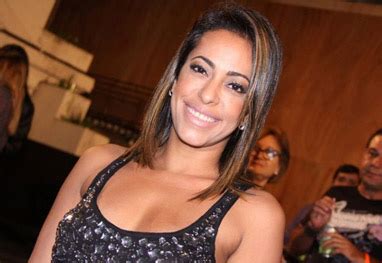 Samantha schmütz cannet (niterói, 28 de janeiro de 1979) é uma atriz, comediante, dubladora, cantora e compositora brasileira.ficou conhecida pelo personagem juninho play (zorra total), e que em 2015, criou a websérie animada juninho play e família, na qual também dubla diversos personagens. Samantha Schmutz estreia desenho animado de Juninho Play ...