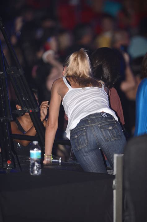 I am so proud of you and love you very much ❤️». ANNA KOURNIKOVA at Enrique Iglesias Concert in Miami ...