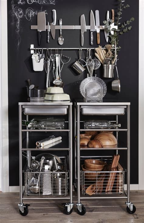 Untuk storage, manfaatkan area di atas meja dapur sederhana seperti ini akan nampak unik jika anda bisa jeli dalam melihat kebutuhan ruang. Ide dekorasi ruang dapur sederhana dan nyaman | IKEA Indonesia