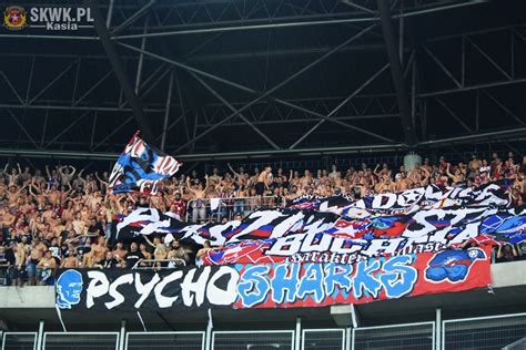 Deres rivaliserende bande, fra klubben cracovia, er stolte af deres jødiske rødder og kalder sig jude gang. 2017 Summary: Ultras Wisła Kraków