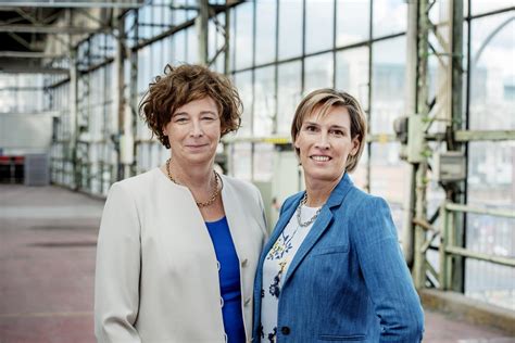 Petra de sutter décroche la première place au classement strafste gentenaar, dans la catégorie universitaire5 et le prix de maakbare mens , récompense pour les travaux socioculturels sur la bioéthique, décerné à la fois pour son travail scientifique et ses engagements politiques6. Petra De Sutter : Transgender Cabinet Minister Petra De ...
