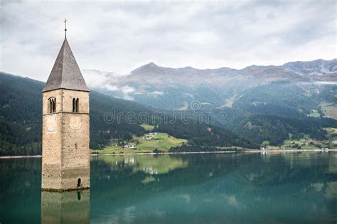 Die siebenteilige erste staffel der serie wurde von der produktionsfirma indiana productions produziert und basiert auf drehbüchern der autoren giovanni galassi, ivano fachin und tommaso matano. Kirchturm Von Lago Di Resia In Curon Venosta Stockfoto ...