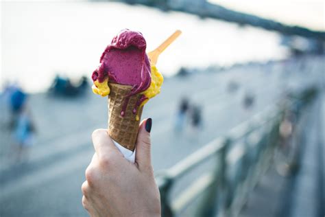 Tapi dari pada membeli es krim di luar yang kadang tidak terjaga kebersihannya, mending kamu membuat es krim sendiri di rumah. Gambar : es krim cone, Makanan penutup beku, gelato, es krim, sorbetes, tangan, pencuci mulut ...