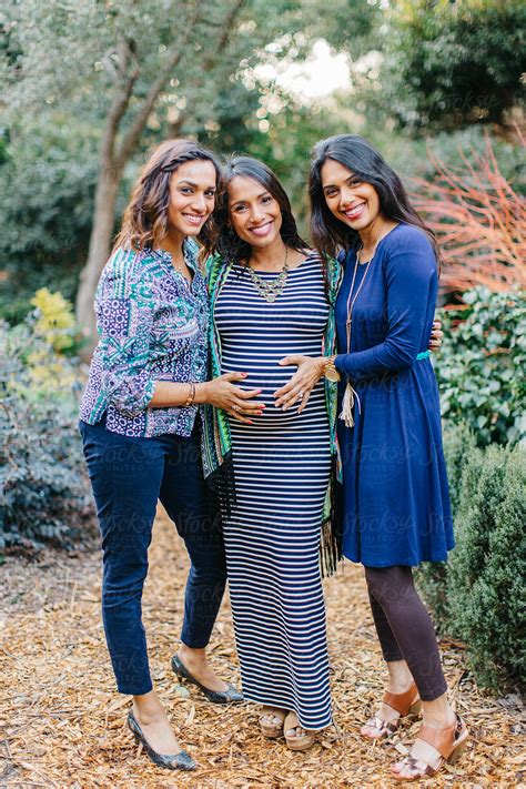 Lille osc ist ganz nah dran an der großen überraschung! Beautiful sisters touching the pregnant belly of their ...