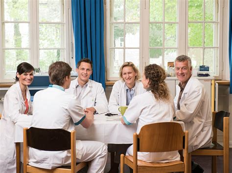 Das klinikum befindet sich in einem parkähnlichen gelände mit einem kleinen wasserschloss. kbo-Isar-Amper-Klinikum: Praktisches Jahr für Mediziner*innen