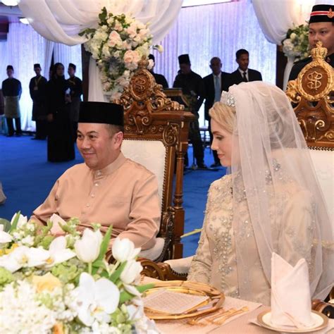 Princess (cik puan) sofie louise of kelantan wore a diamond tiara at a banquet celebrating the installation of sultan abdullah of pahang as the king of malaysia on 31 july 2019. WARISAN RAJA & PERMAISURI MELAYU: Istiadat Perkahwinan ...