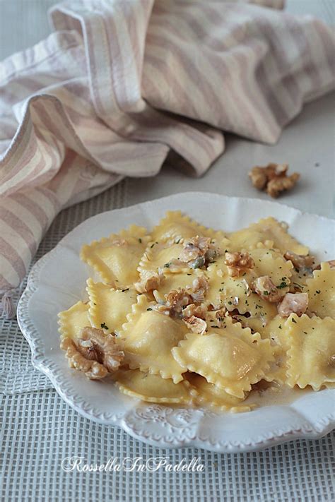 Per preparare la pasta gorgonzola e noci, iniziate ponendo sul fuoco una pentola con acqua per cuocere la pasta: Ravioli di carne con noci e gorgonzola | Idee alimentari ...