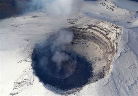 El cinturón de fuego del pacífico (o anillo de fuego del pacífico) está situado en las costas del océano pacífico y se caracteriza por concentrar algunas de las zonas de subducción más importantes del mundo, lo que ocasiona una intensa actividad sísmica y volcánica en las siguientes zonas: Las explosiones del volcán Popocatépetl forman un cráter ...