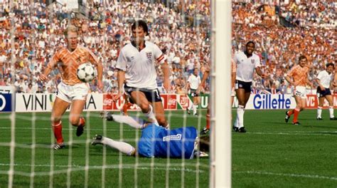 Dit nederland ek'88 replica shirt is persoonlijk gesigneerd door ruud gullit en beschikt over een uniek genummerd hologram dat, samen met een officieel certificaat van echtheid het retro nederlands elftal ek'88 replica shirt is persoonlijk door ruud gullit gesigneerd in het zilver op het rugnummer. Gezocht: Van Breukelen wil 'zijn' keepersshirt van het ...