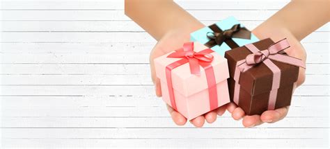 Don't relegate gifts to the holiday season. Door Gifts Supplier