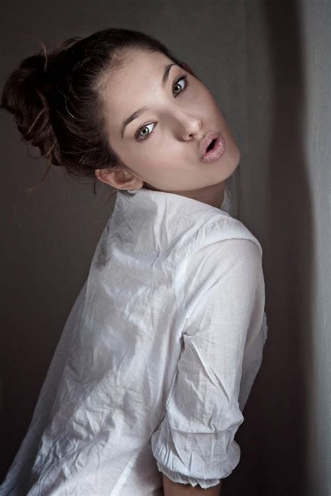 She was born in 1990s, in millennials generation. Sara Sandeva fotka