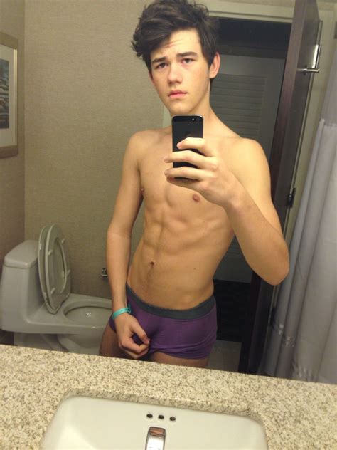 Longe da tv desde milagres de jesus, da record, em 2014, ele retorna à emissora em a força do querer, de gloria perez, que estreia na próxima. repl4y: classy hotel bathroom selfie | Chicos guapos ...