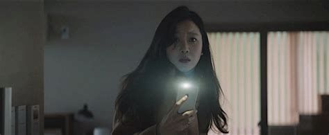 She wakes each morning with an awful headache and after a weird incident of someone beating on the apartment door and trying to come in she starts to believe that something very strange is going on. Door Lock 2018, Review Film Thriller-nya Gong Hyo Jin ...