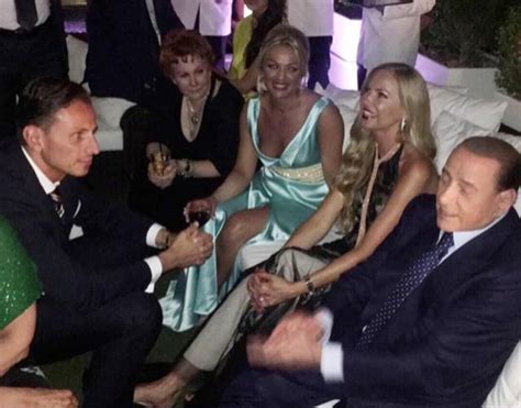 Silvio berlusconi's party is heading for a crippling split that could leave the former italian leader severely weakened. Federica Panicucci con Marco Bacini (e Silvio Berlusconi) al party di Mattino 5 - Gossip.it