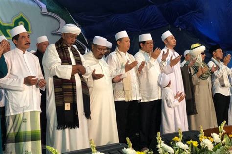 Lgbt is shorthand for lesbian, gay, bisexual and transgender. Dihadapan Ulama dan Habib, Ketua DPR Komitmen Tolak LGBT ...