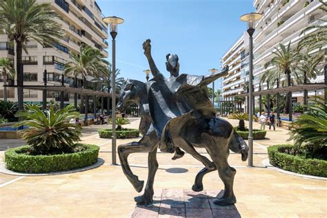 The beach, exclusive boutiques, golf courses and the lively city centre. Marbella bezoeken? Dé mooiste bezienswaardigheden, info en ...