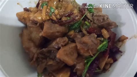 Seperti kebanyakan hidangan khas cina, kung pao chicken juga dimasak dengan cara ditumis, bahan utamanya berupa daging ayam yang dipotong. Chicken Kung Pao with taro (Ayam masak Kung Pao Dan keladi ...