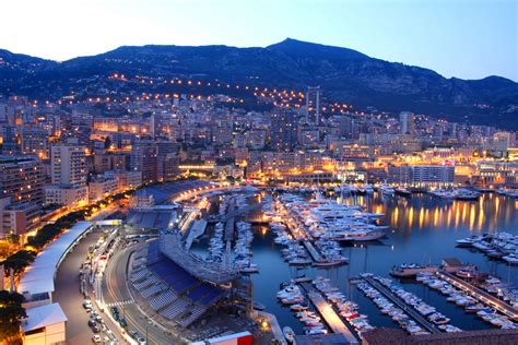 Monaco is bordered by france in the north, west and east. Mónaco, Capital de Mónaco