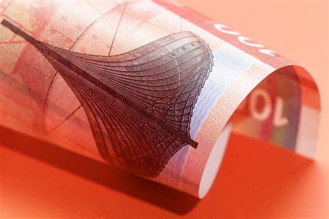 We present two types of image stimuli as input: Norwegian Banknotes | Banknotes design, Bank notes ...