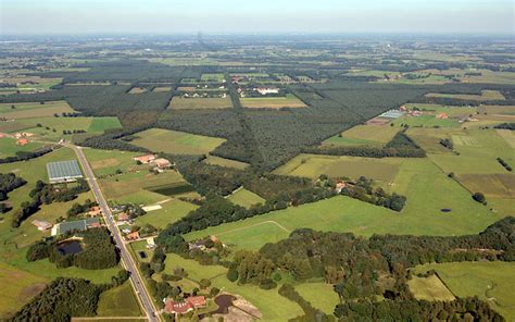 Over de brede met grote karakteristieke bomen omzoomde klinkerweg wandelen we bij knp1 zuidwaarts en komen we aan de strafinrichting wortel. Flickr - Photo Sharing!