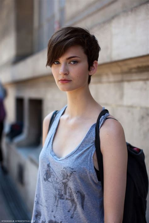 Wearing strapless lets the outfit flaunt your short hair, neck, and focus on the face. 30 Cute Outfits that Go With Short Hair-Dressing Style Ideas