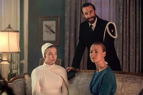 The handmaid's tale spoilers are particularly hard to come by (especially since the gap between seasons 3 and 4 will be so long), but here's everything we know about what's coming down the. Kijktip: Het derde seizoen van The Handmaid's Tale op VRT ...