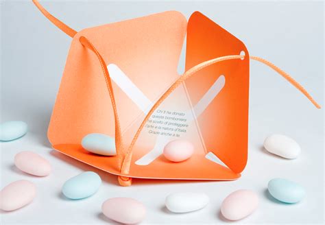 Bomboniera 60 anni di matrimonio, un grazioso barattolino in vetro con tappo ermetico in porcellana a forma di cuore decorato con doppio fiocco e cuoricino brillante completo di confetti maxtris e bigliettini che potrete scegliere nei campi appositi nella stessa pagina. Bomboniere solidali Matrimonio: un piccolo gesto che può ...