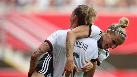 Bei den entscheidenden spielen sind patrik wiencek und fabian wiede noch dabei. Olympia 2016 Frauenfußball: Simbabwe gegen Deutschland ...