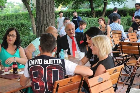 Nelu Ploieşteanu cântă la terasa de la Sala Sporturilor ...