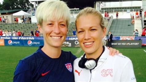 On monday, megan rapinoe scored two goals at the women's world cup. Lara Dickenmann feiert Engagement von Megan Rapinoe - Blick