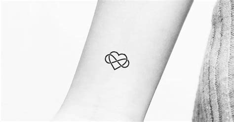 Los tatuajes de corazones entrelazado también tienen una gran carga emocional y suelen indicar el amor romántico entre dos personas. Tatuajes de corazones y símbolos infinito entrelazados ...